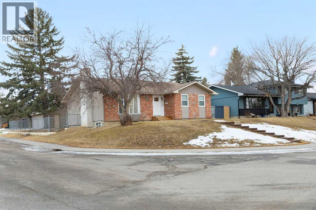 639 Canterbury Drive Sw, Calgary, Alberta  T2W 1J4 - Photo 2 - A2285699