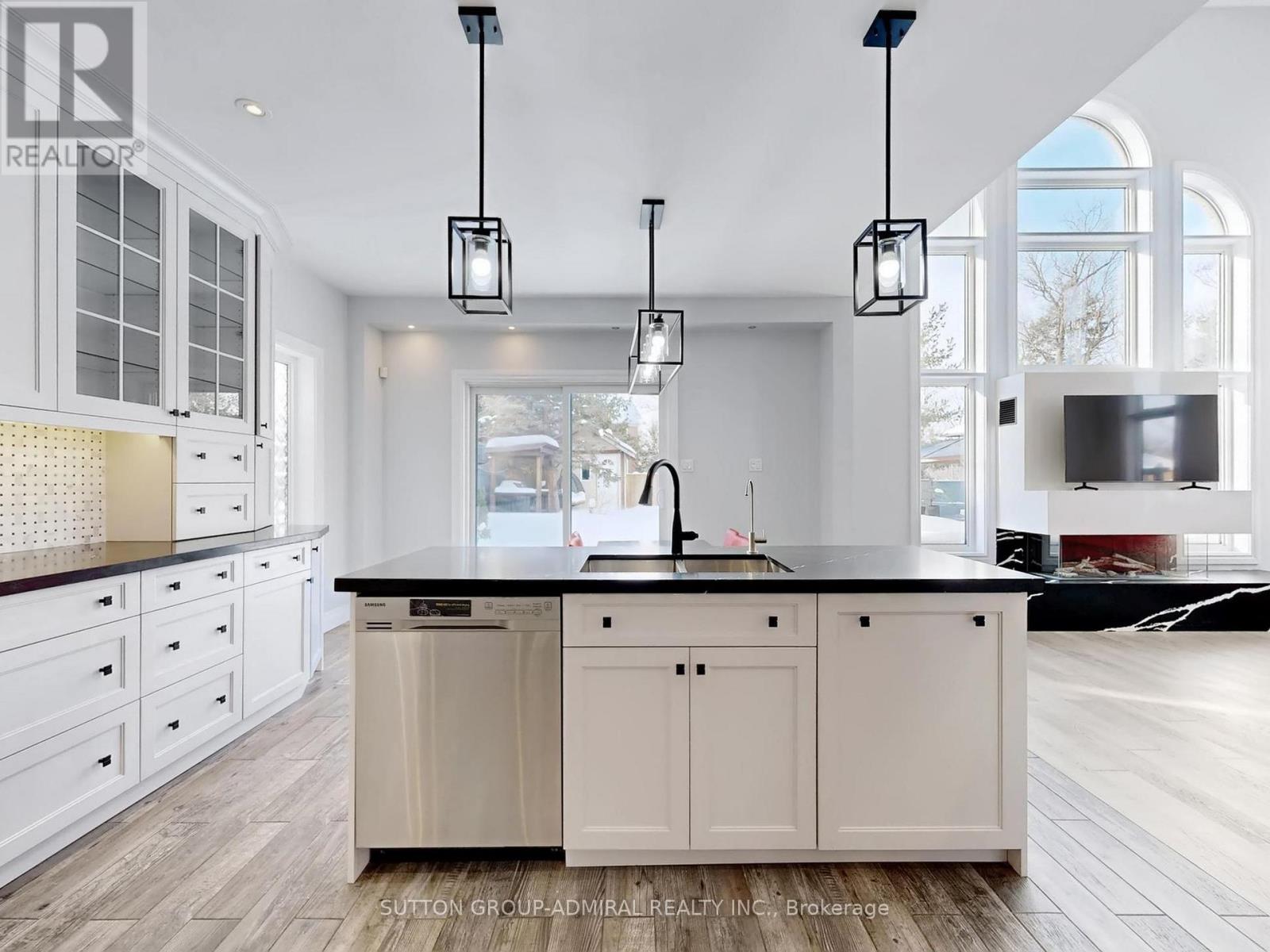 2 Gleave Court, Aurora, Ontario  L4G 7L9 - Photo 13 - N12789858