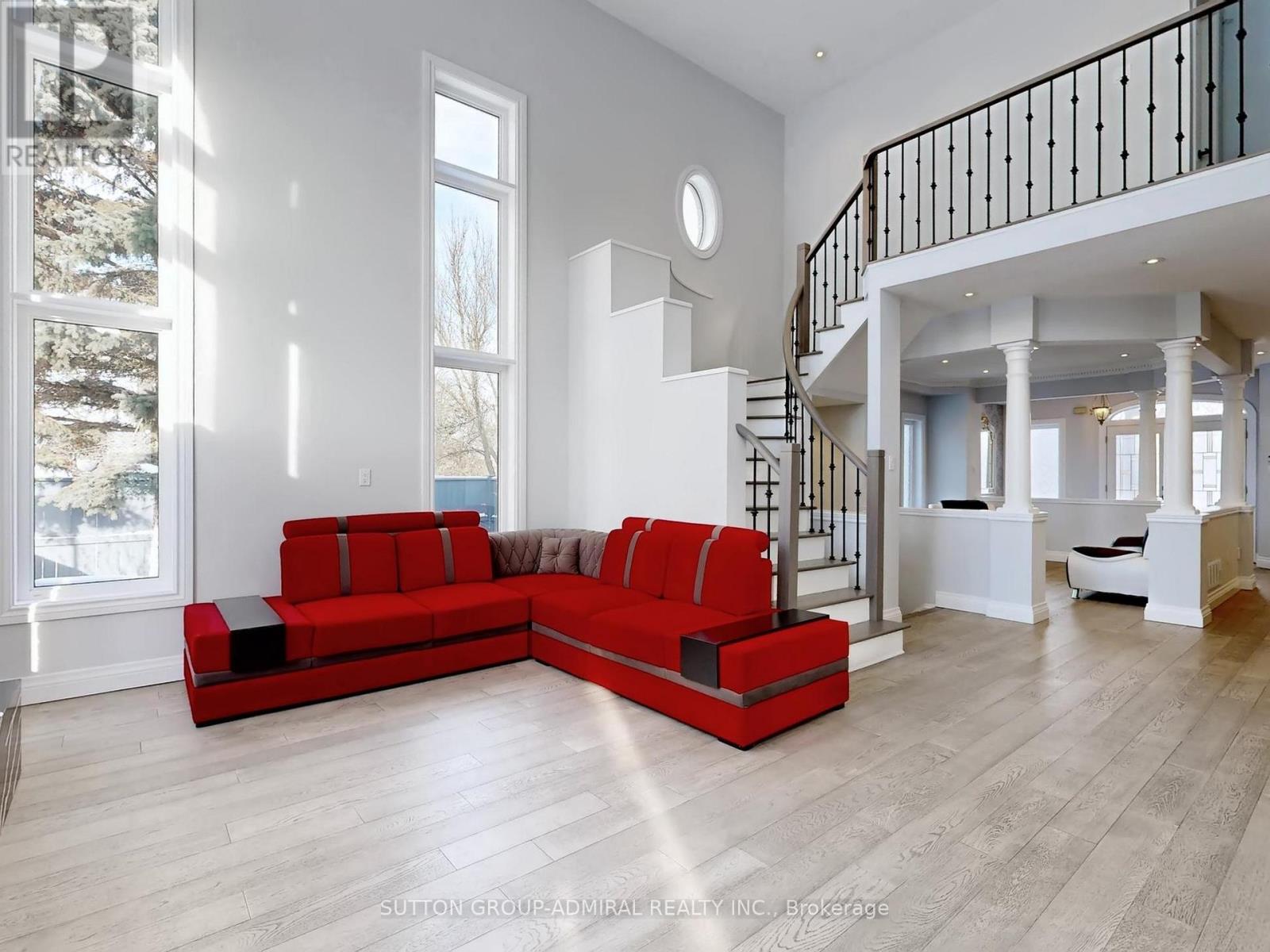 2 Gleave Court, Aurora, Ontario  L4G 7L9 - Photo 6 - N12789858