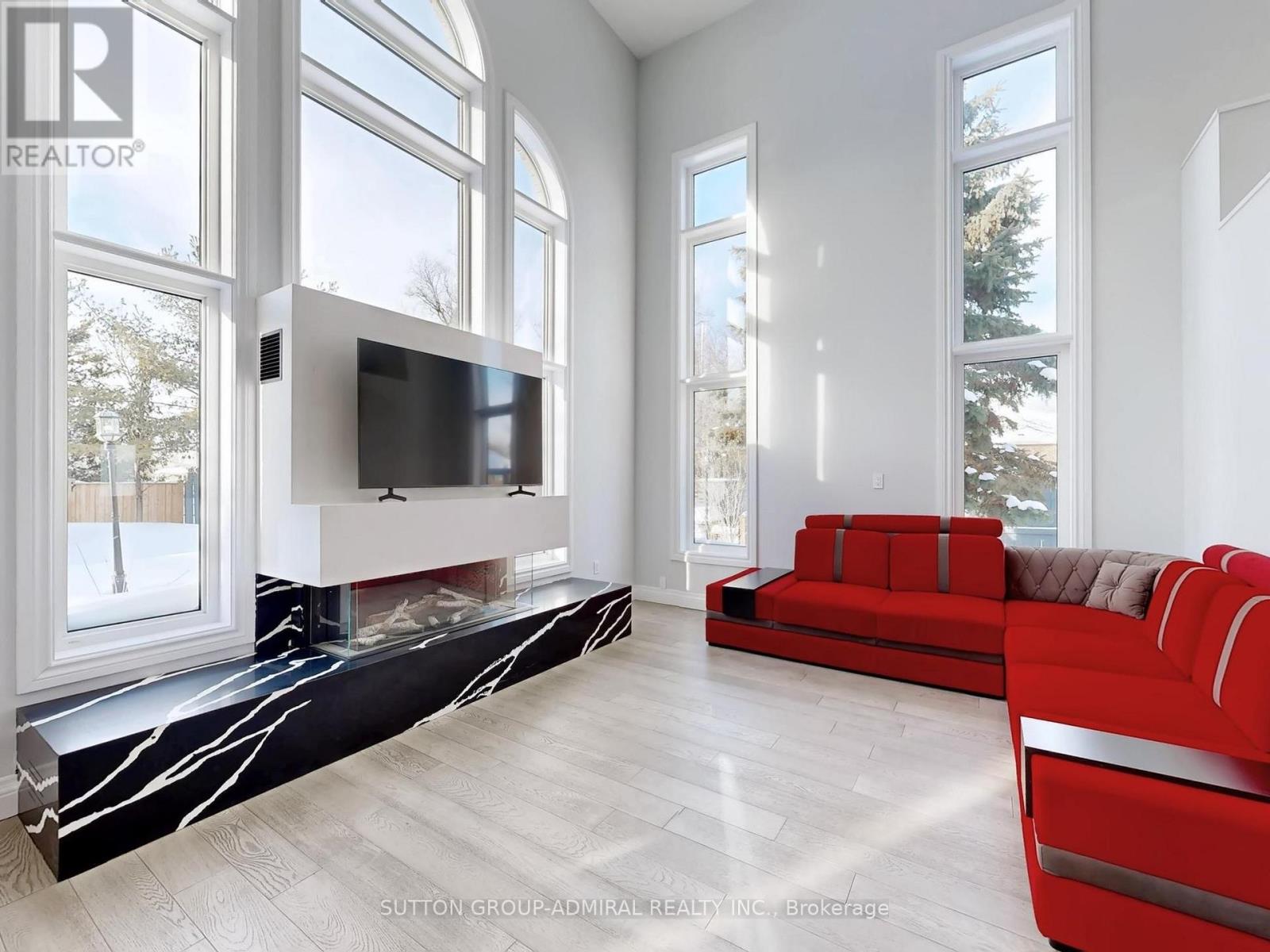 2 Gleave Court, Aurora, Ontario  L4G 7L9 - Photo 5 - N12789858