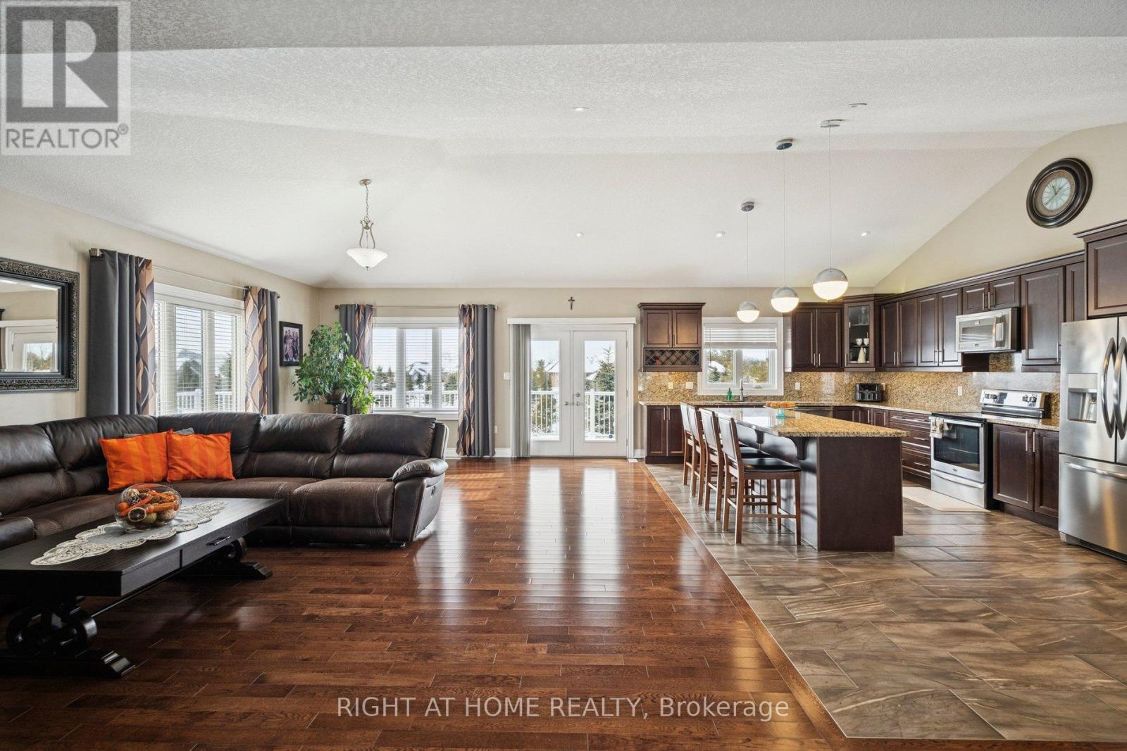 10 Brolley Crescent, Essa, Ontario  L0L 2N2 - Photo 11 - N12789936