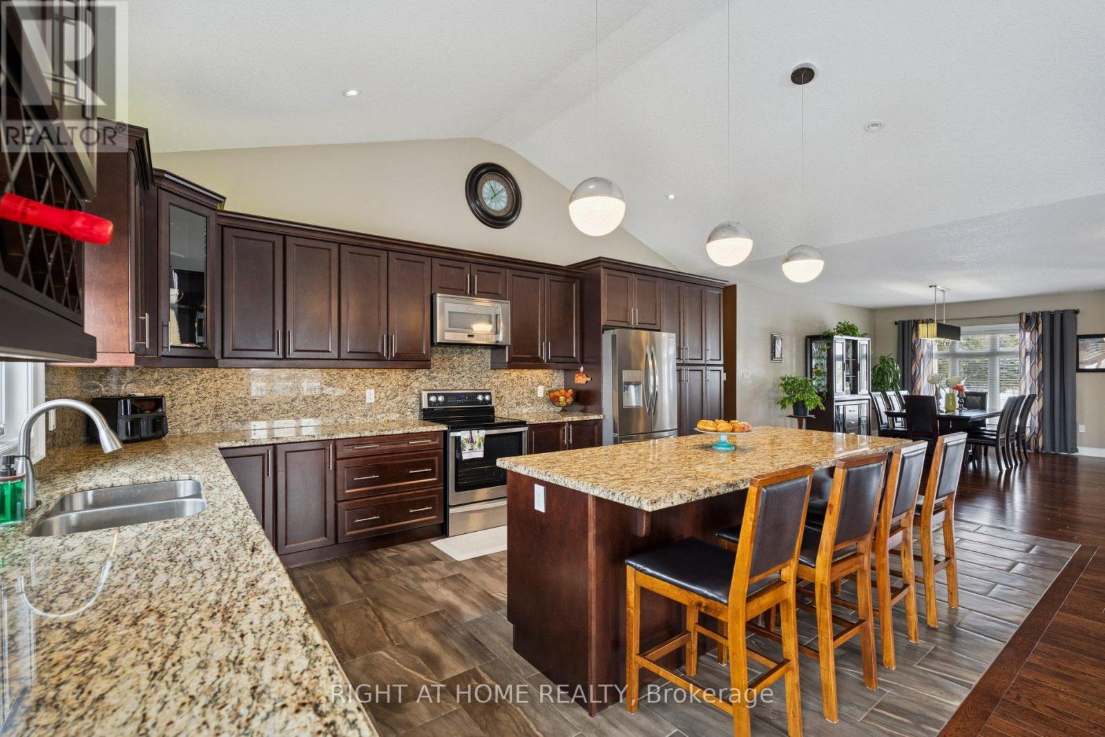 10 Brolley Crescent, Essa, Ontario  L0L 2N2 - Photo 13 - N12789936