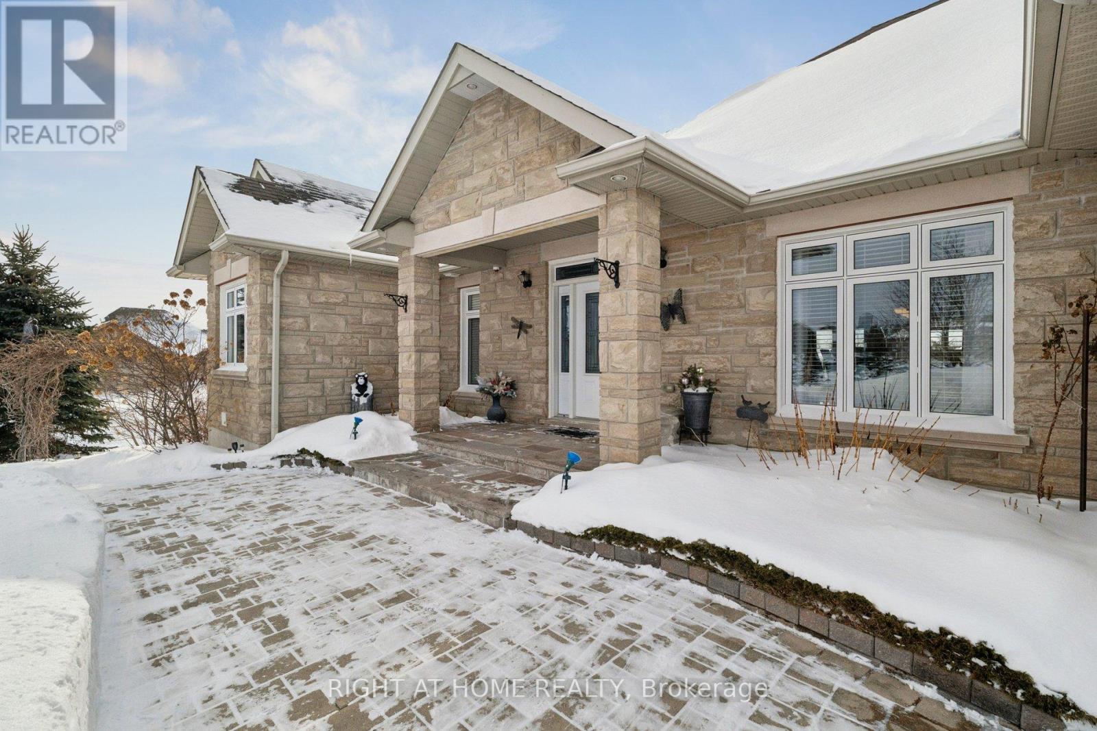 10 Brolley Crescent, Essa, Ontario  L0L 2N2 - Photo 3 - N12789936