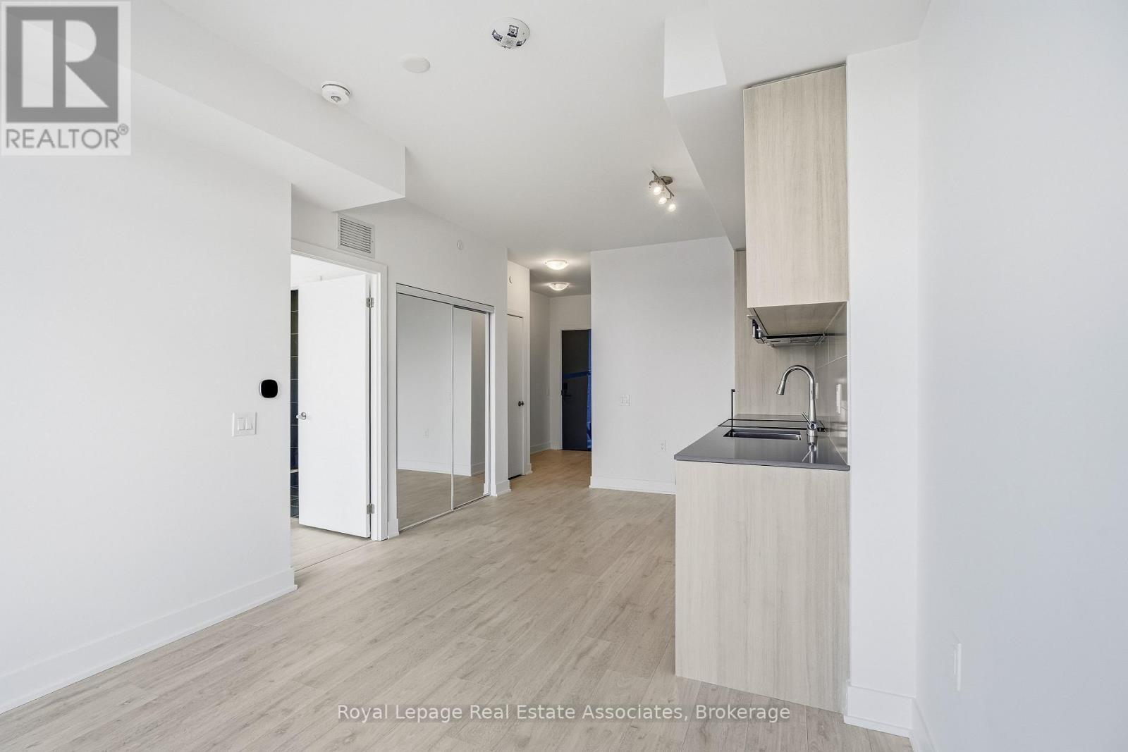 604 - 2088 James Street, Burlington, Ontario  L7R 0H2 - Photo 6 - W12789920