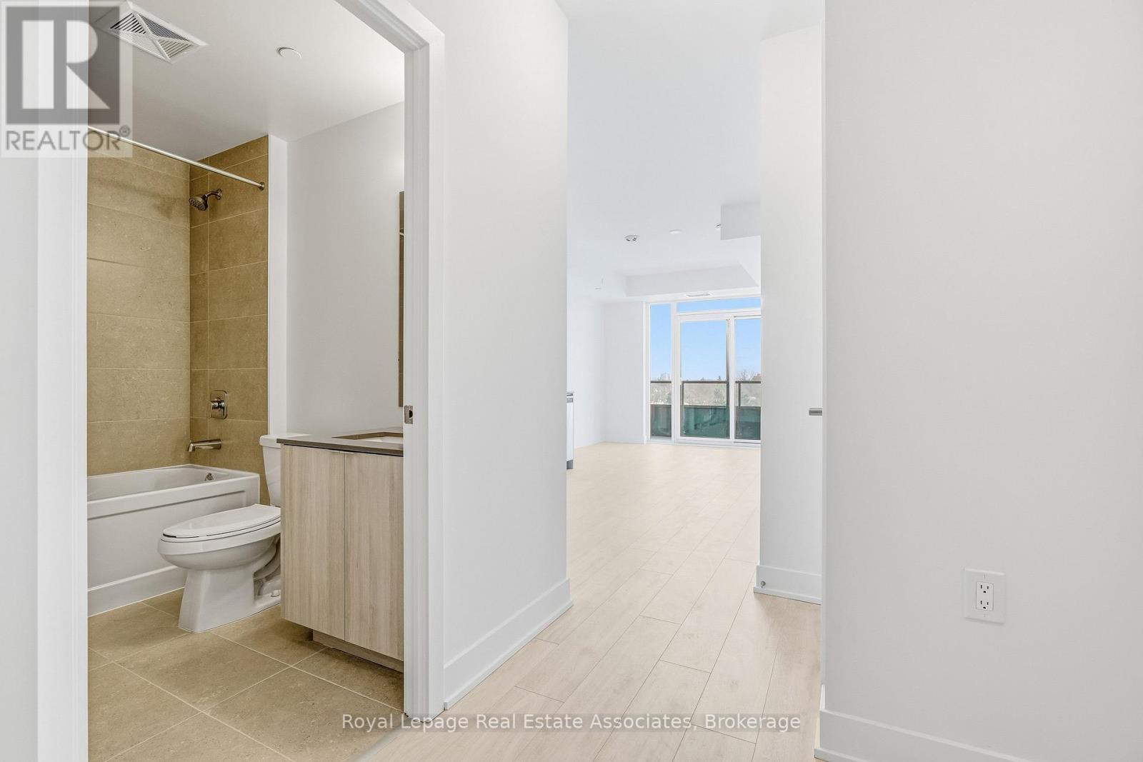 604 - 2088 James Street, Burlington, Ontario  L7R 0H2 - Photo 8 - W12789920