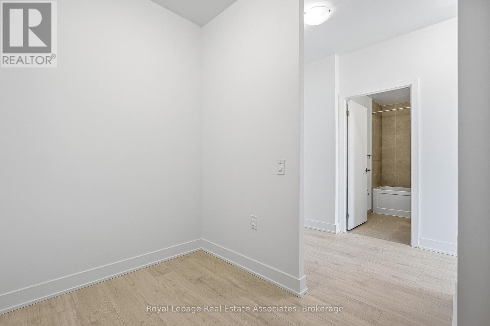 604 - 2088 James Street, Burlington, Ontario  L7R 0H2 - Photo 9 - W12789920