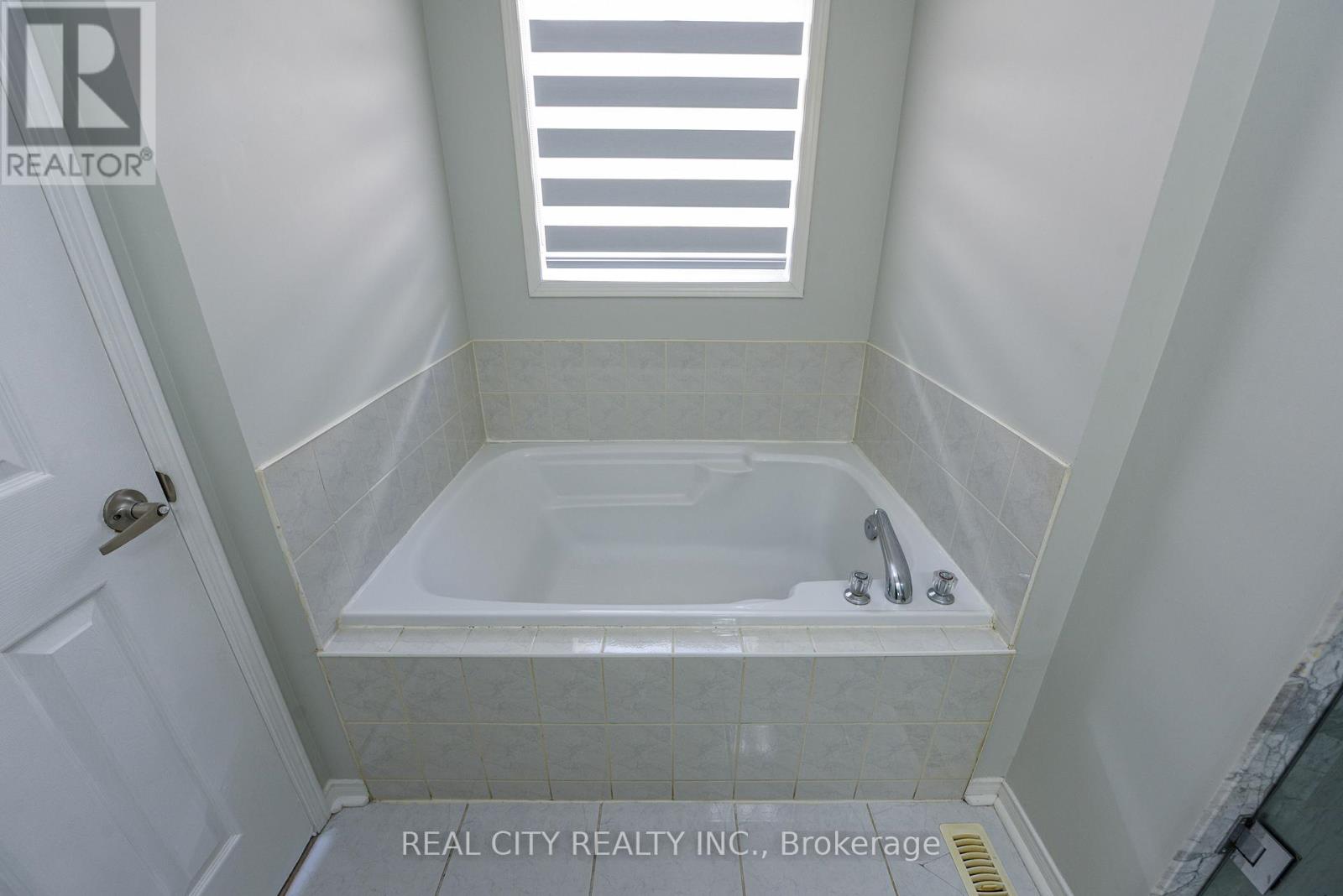 6416 Hampden Woods Road, Mississauga, Ontario  L5N 7V3 - Photo 42 - W12789958