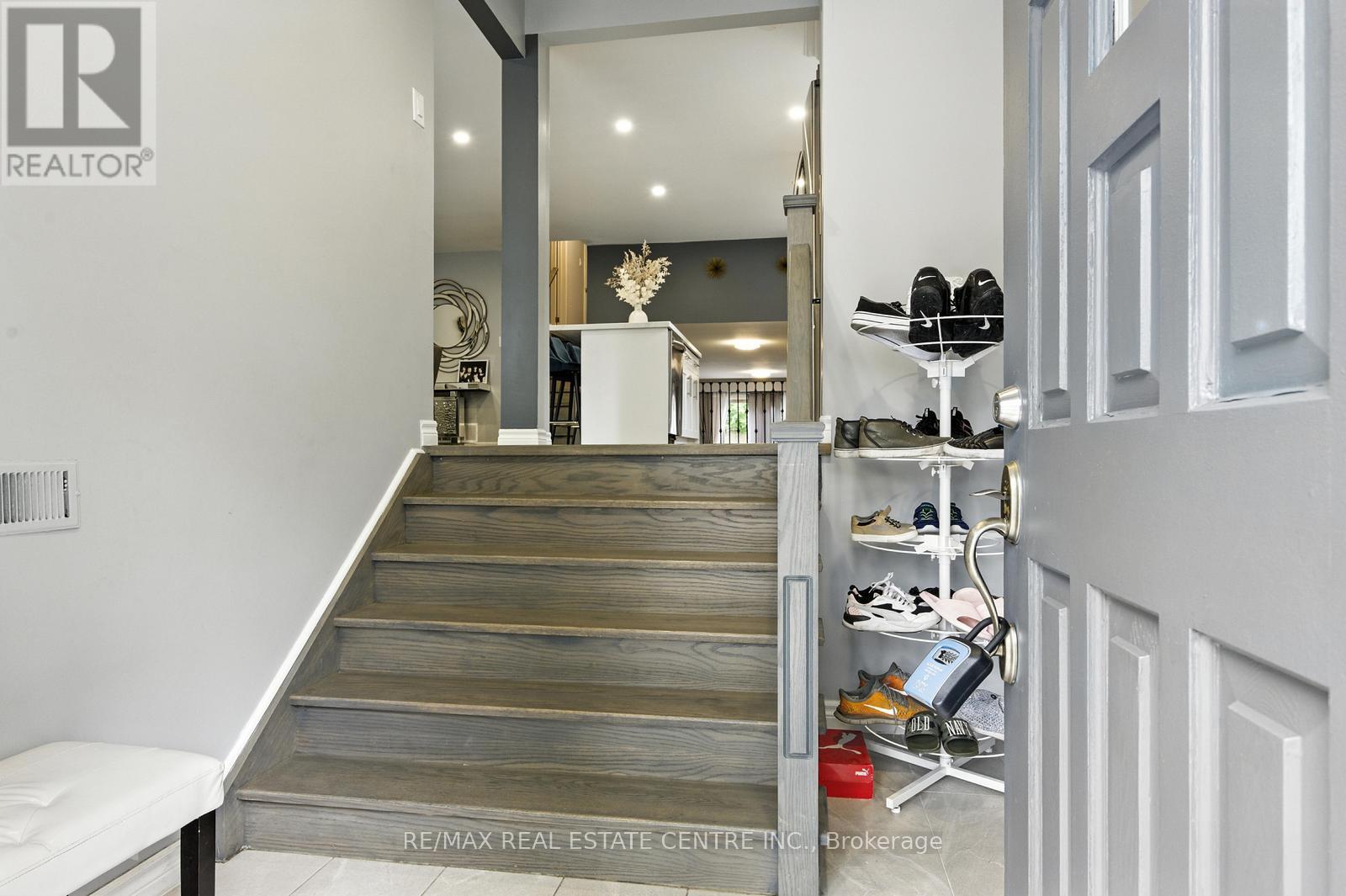 6423 Chaumont Crescent, Mississauga, Ontario  L5N 2M7 - Photo 5 - W12790052