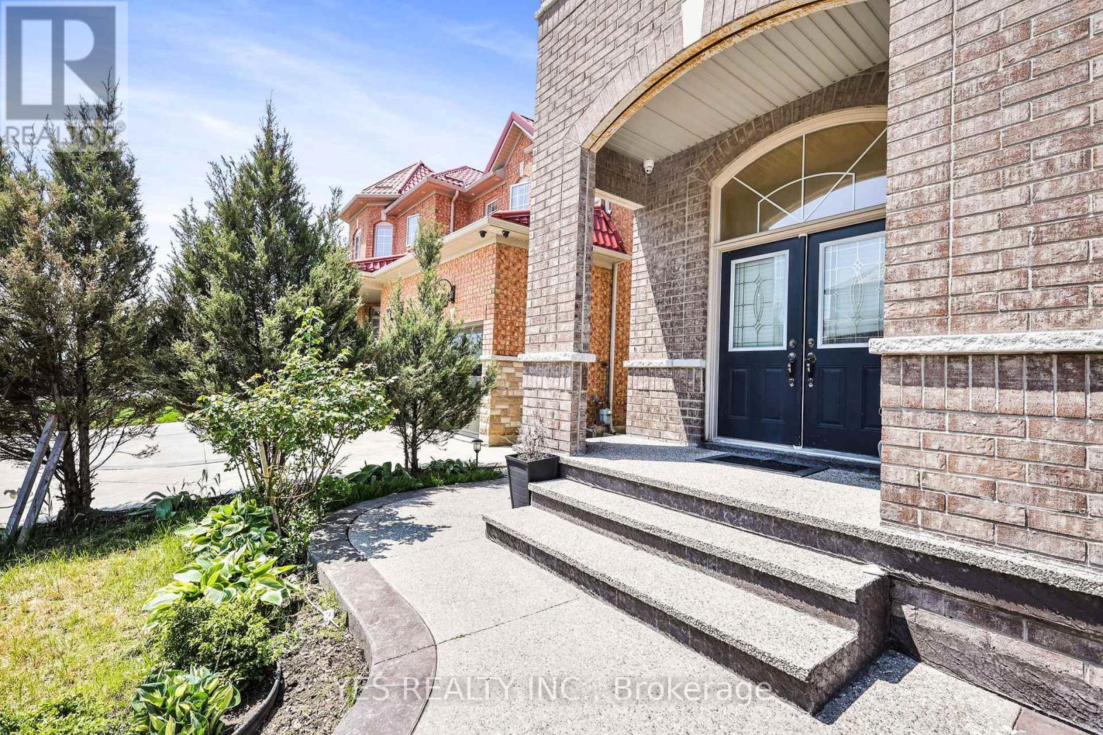 49 Sleightholme Crescent, Brampton, Ontario  L6P 3E8 - Photo 3 - W12790076