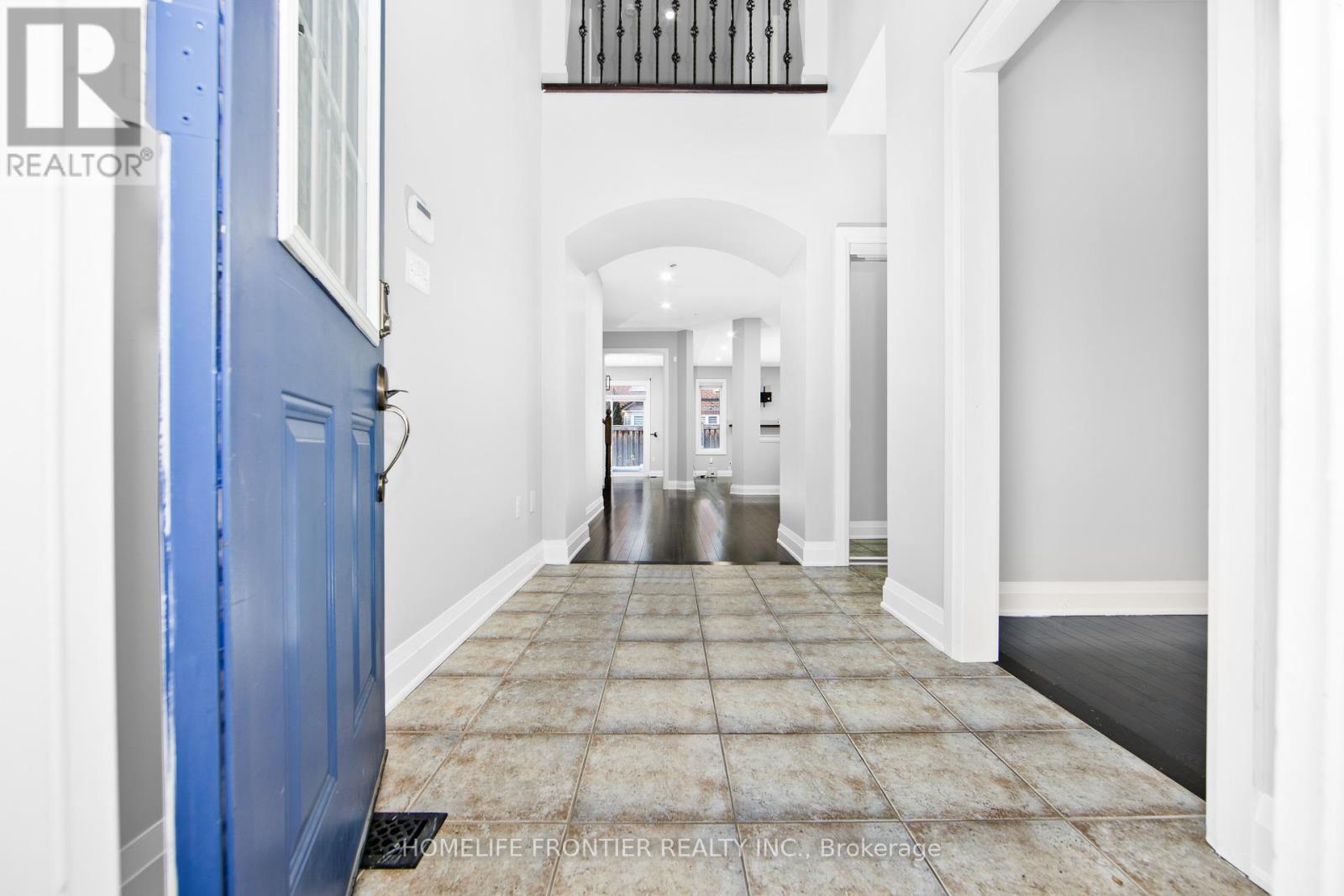 8 Amberglow Court, Brampton, Ontario  L6Y 2E3 - Photo 2 - W12777262