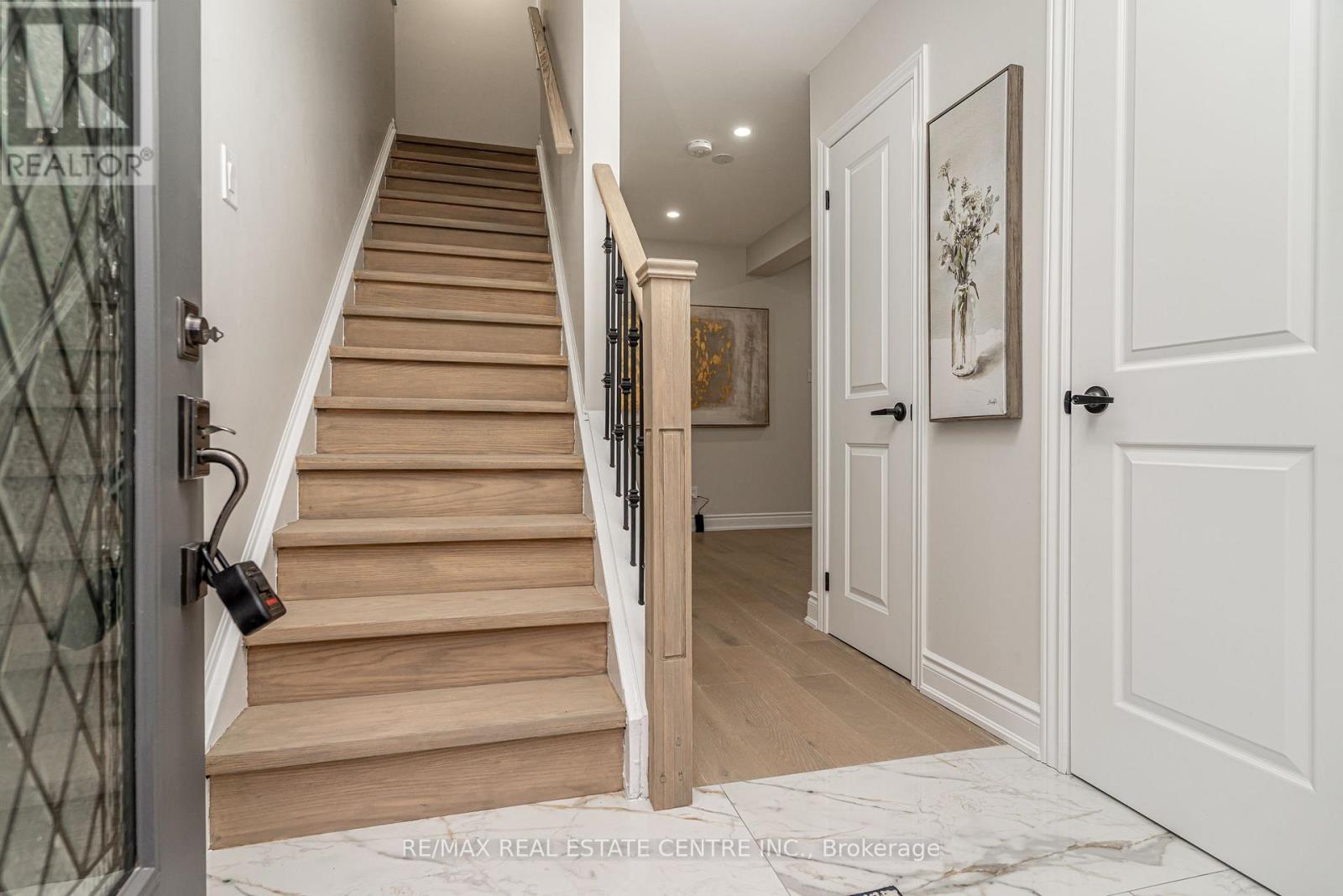 20 Hayden Court, Brampton, Ontario  L6S 1Y3 - Photo 3 - W12789396