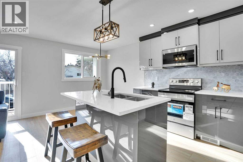 1306 Berkley Drive Nw, Calgary, Alberta  T3K 1S9 - Photo 3 - A2286533