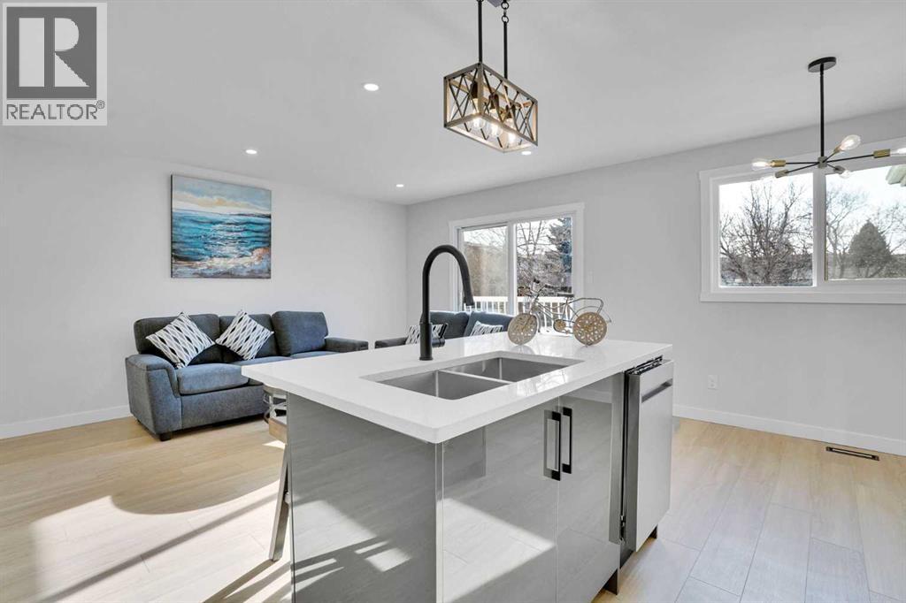 1306 Berkley Drive Nw, Calgary, Alberta  T3K 1S9 - Photo 7 - A2286533