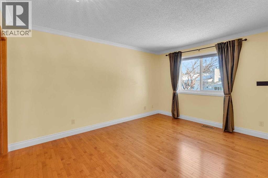 12 Vandoos Villas Nw, Calgary, Alberta  T3A 4W3 - Photo 11 - A2277705