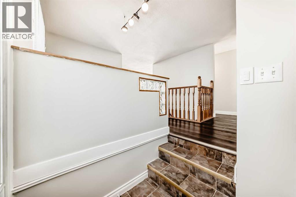 2831 63 Avenue Sw, Calgary, Alberta  T3E 5J6 - Photo 4 - A2280682