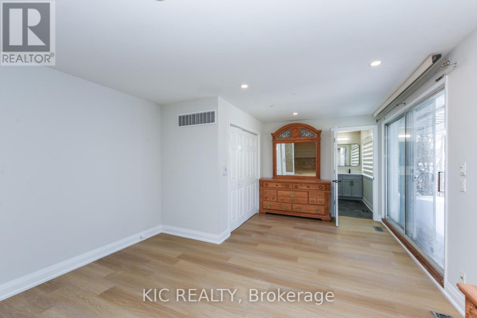 69 Centre Street N, Brampton, Ontario  L6V 1T1 - Photo 15 - W12790172