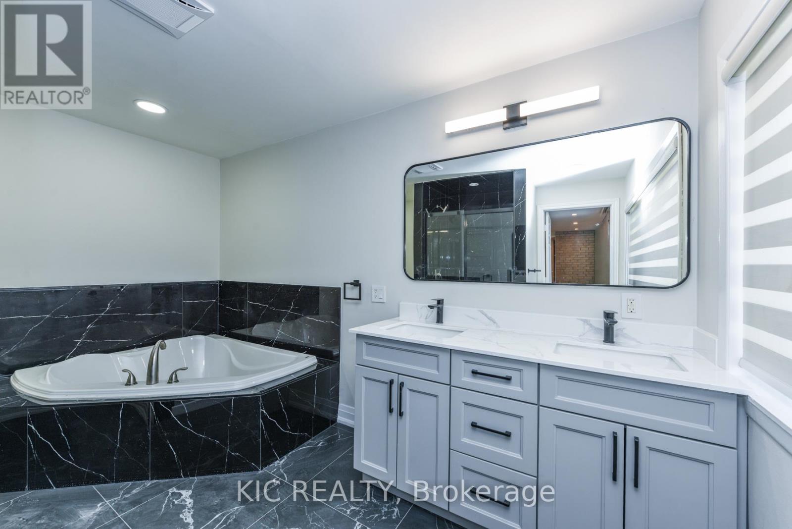 69 Centre Street N, Brampton, Ontario  L6V 1T1 - Photo 16 - W12790172