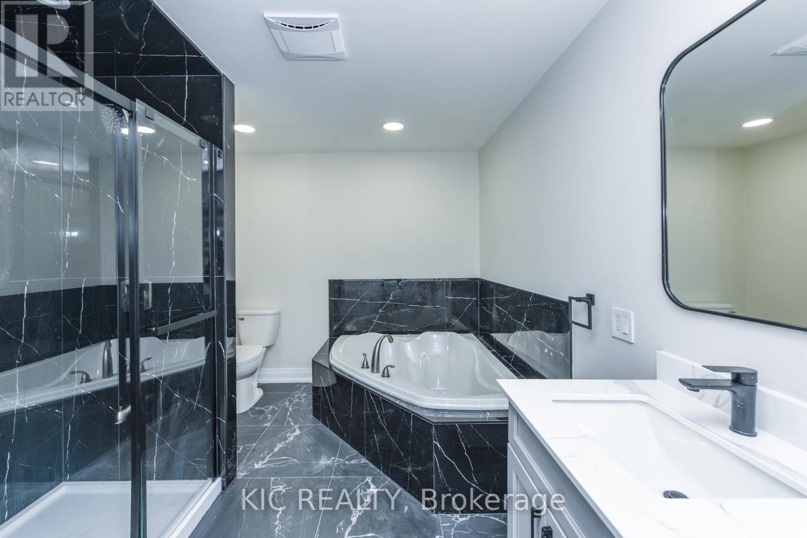 69 Centre Street N, Brampton, Ontario  L6V 1T1 - Photo 17 - W12790172