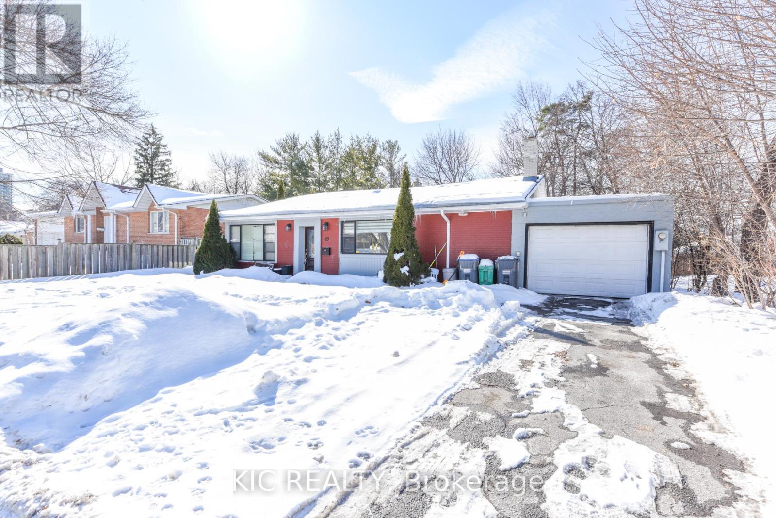 69 Centre Street N, Brampton, Ontario  L6V 1T1 - Photo 2 - W12790172