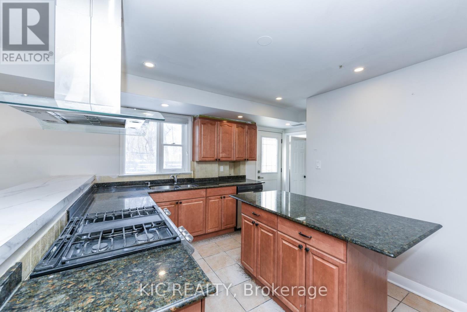 69 Centre Street N, Brampton, Ontario  L6V 1T1 - Photo 22 - W12790172