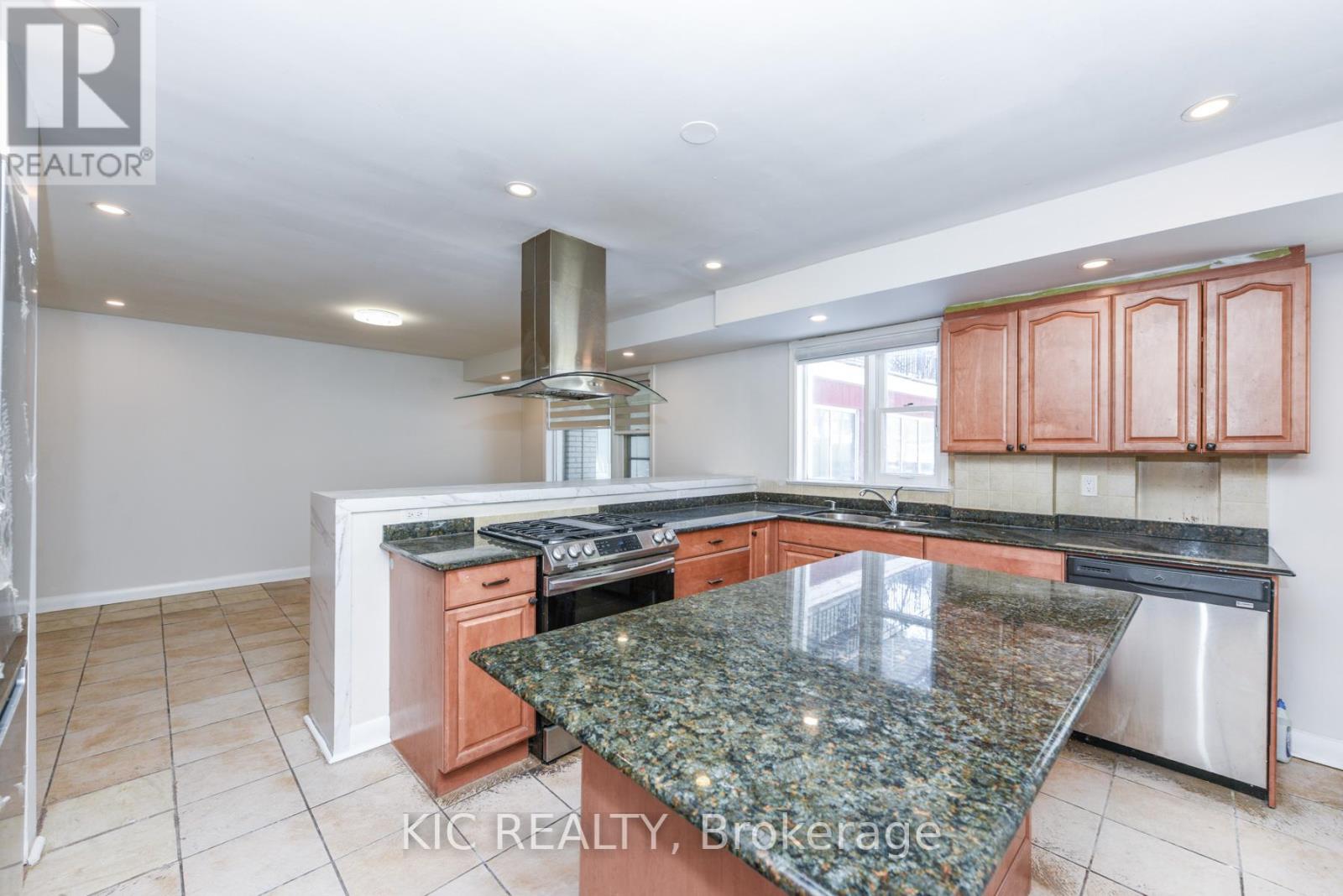 69 Centre Street N, Brampton, Ontario  L6V 1T1 - Photo 23 - W12790172