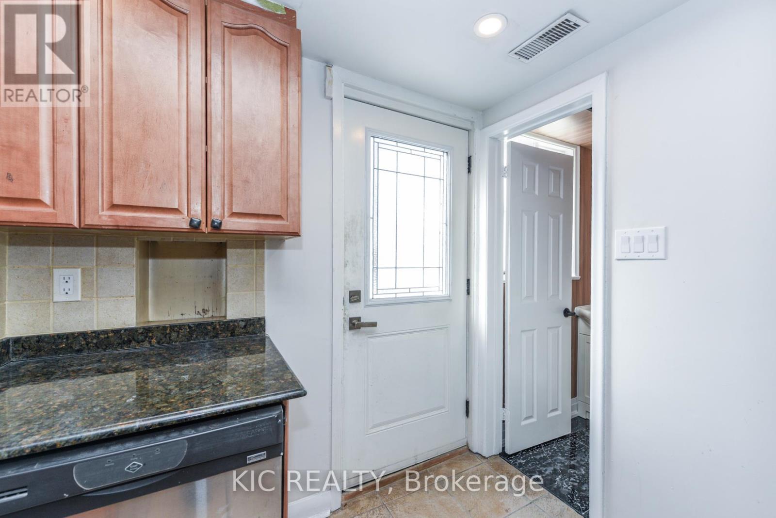 69 Centre Street N, Brampton, Ontario  L6V 1T1 - Photo 25 - W12790172