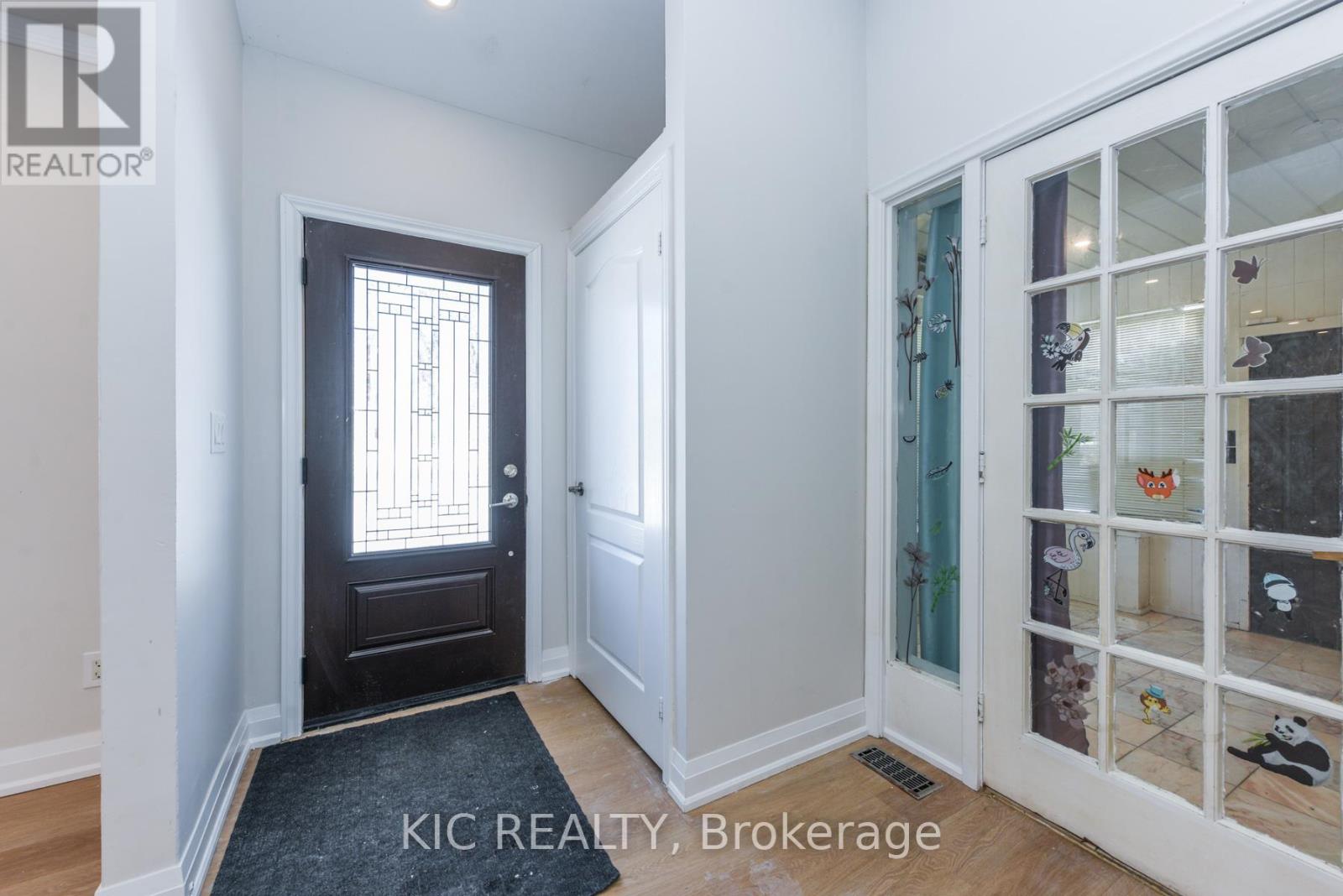 69 Centre Street N, Brampton, Ontario  L6V 1T1 - Photo 3 - W12790172