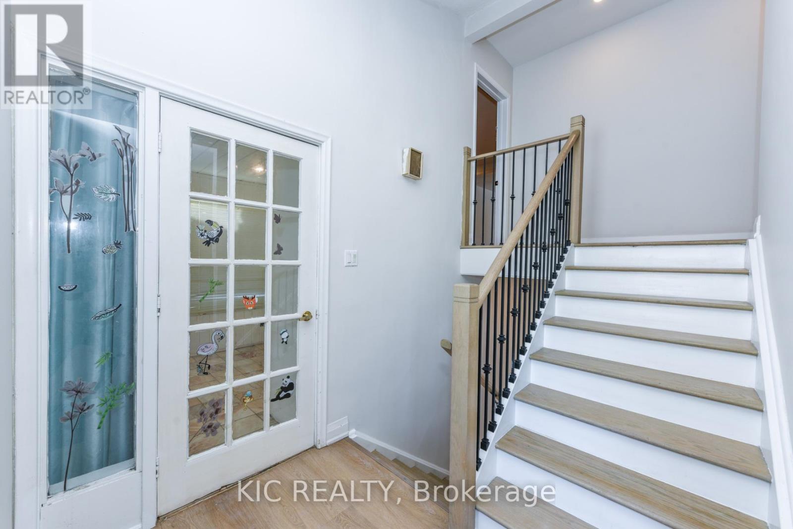 69 Centre Street N, Brampton, Ontario  L6V 1T1 - Photo 5 - W12790172