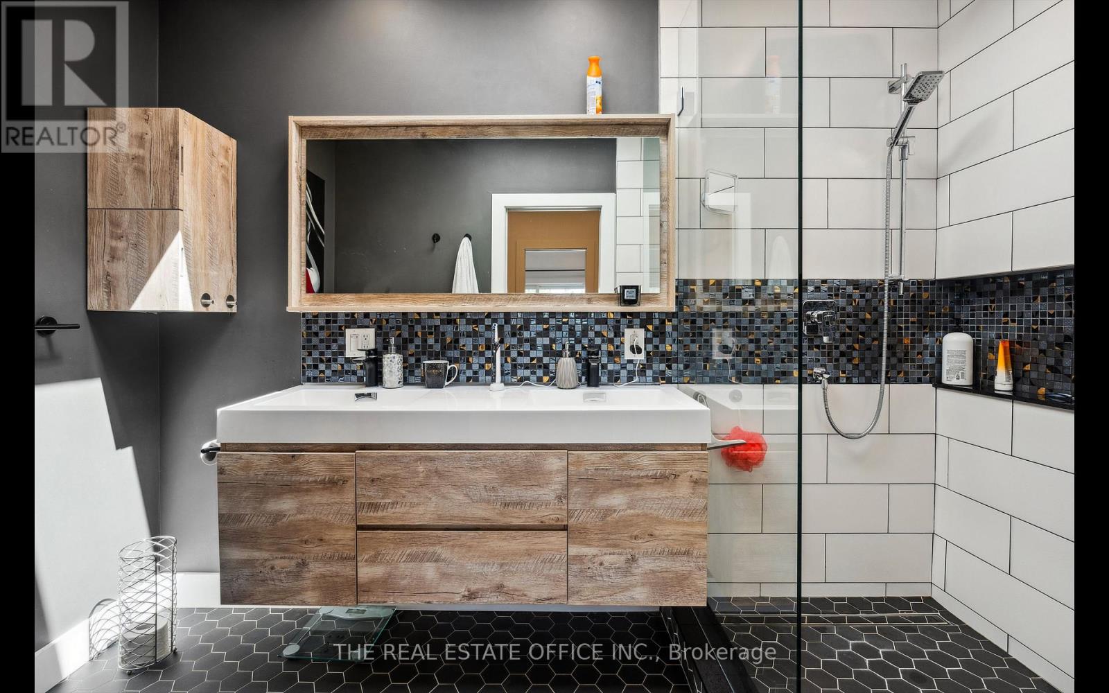 17 Evergreen Avenue, Toronto, Ontario  M8W 3A3 - Photo 6 - W12790174