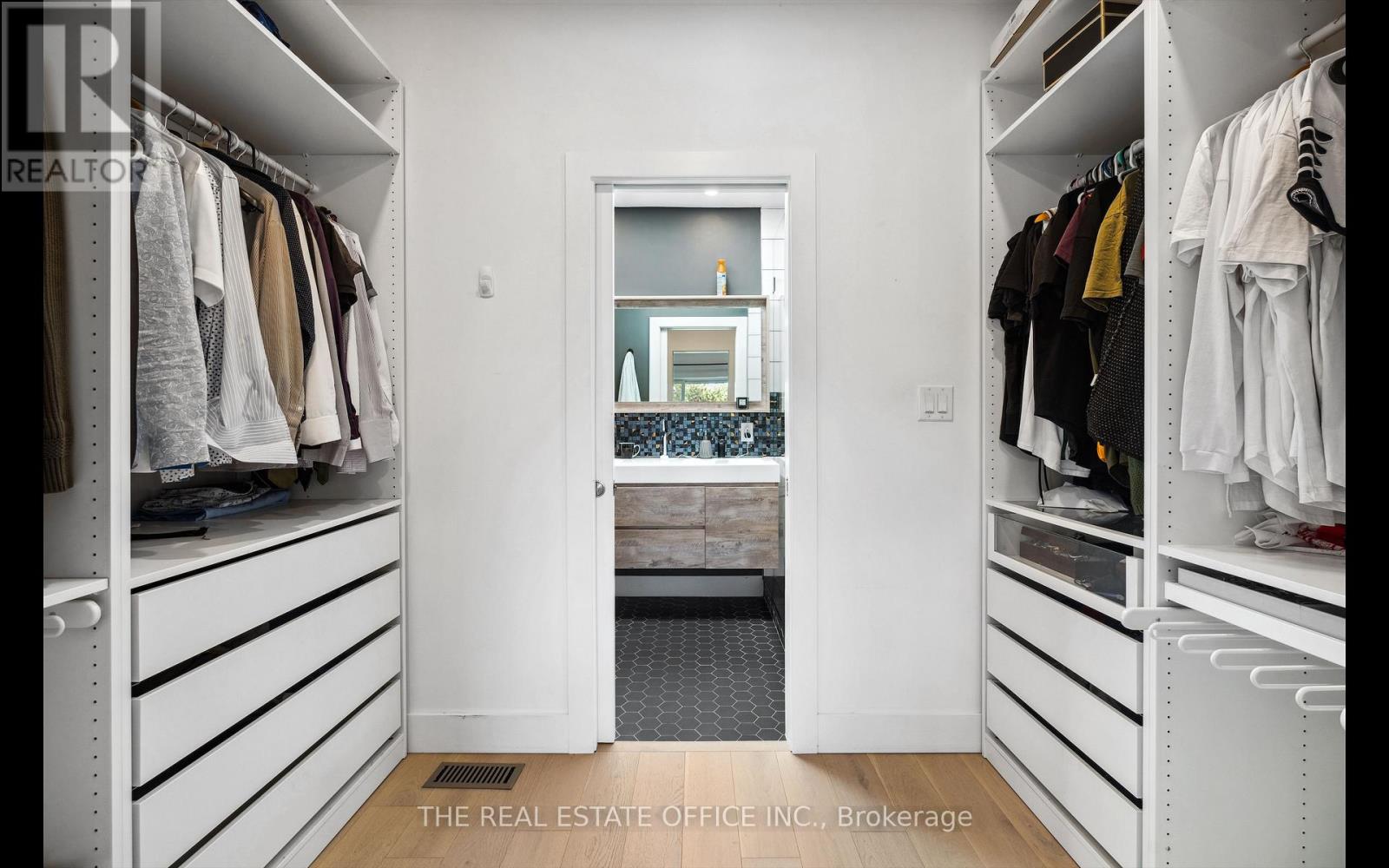 17 Evergreen Avenue, Toronto, Ontario  M8W 3A3 - Photo 9 - W12790174