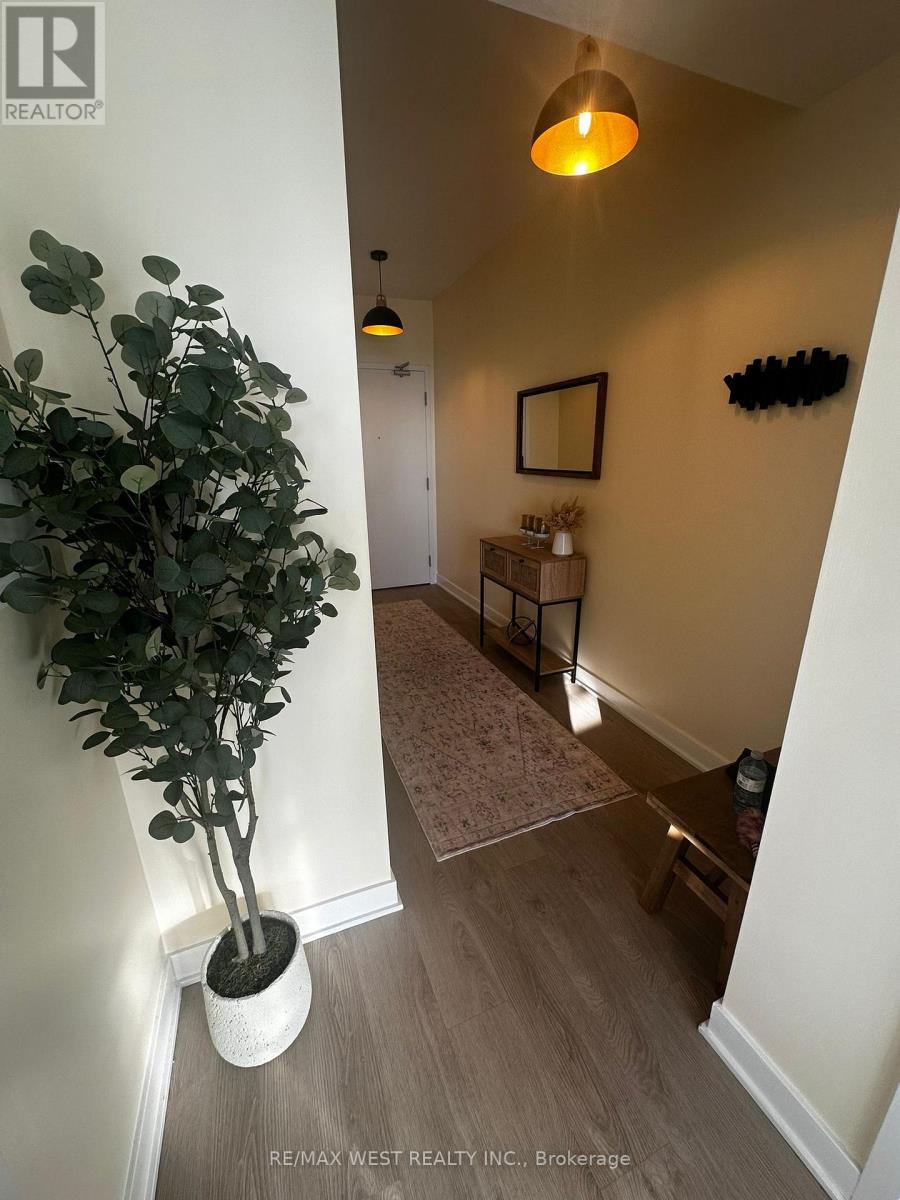 2708 - 3900 Confederation Parkway N, Mississauga, Ontario  L5B 0M3 - Photo 6 - W12790204