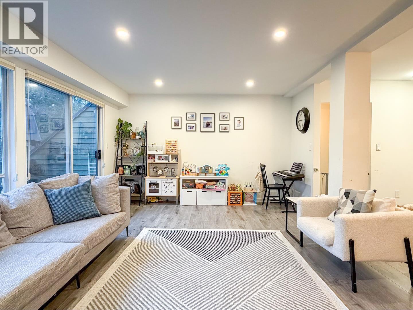 8122 Forest Grove Drive, Burnaby, British Columbia  V5A 4G9 - Photo 4 - R3088848