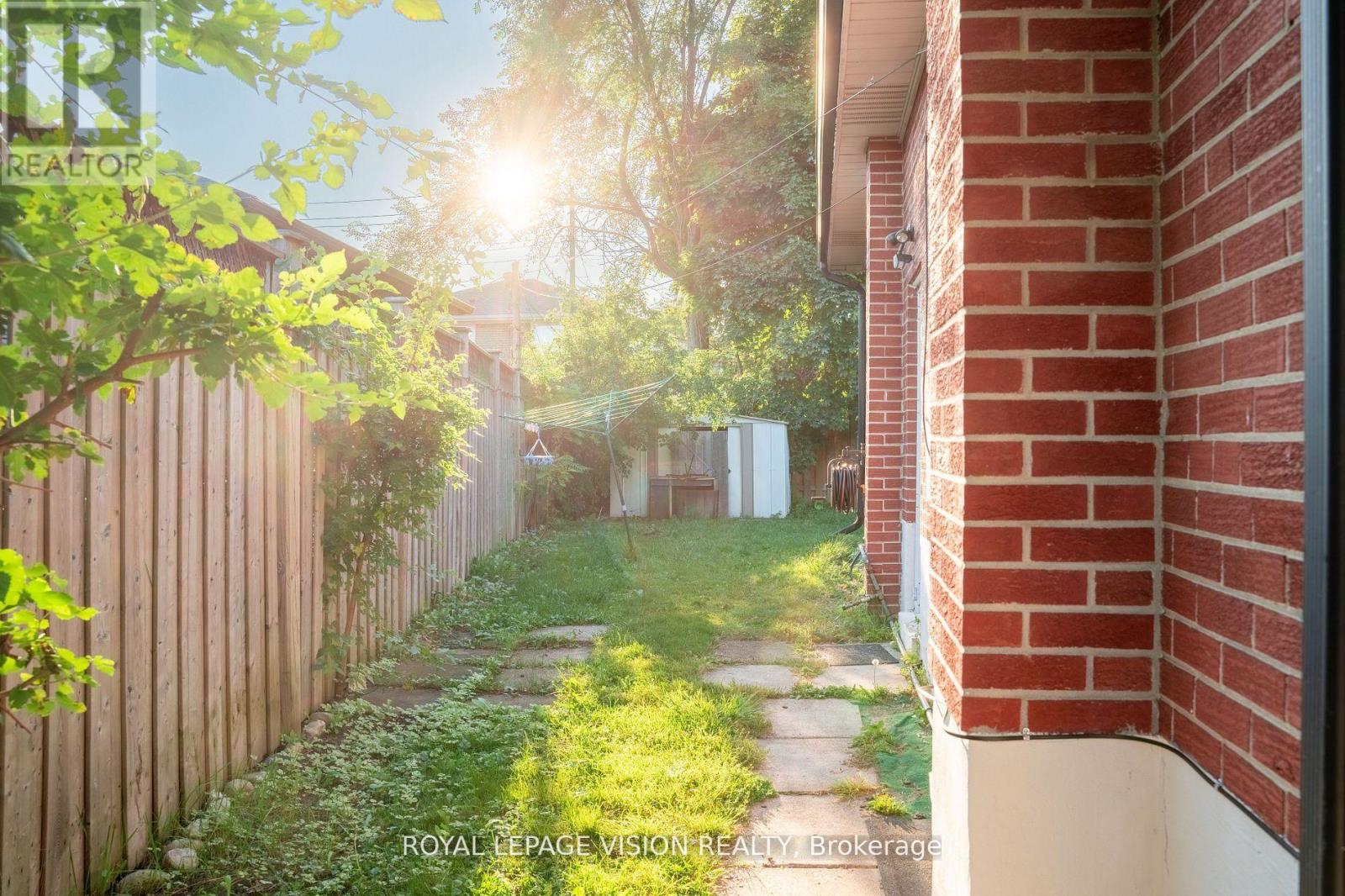 28 Jeffton Crescent, Toronto, Ontario  M1G 2R5 - Photo 3 - E12790222