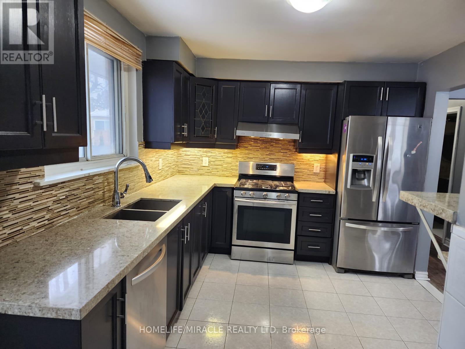 49 Alderbury Crescent, Brampton, Ontario  L6T 1P5 - Photo 3 - W12790228