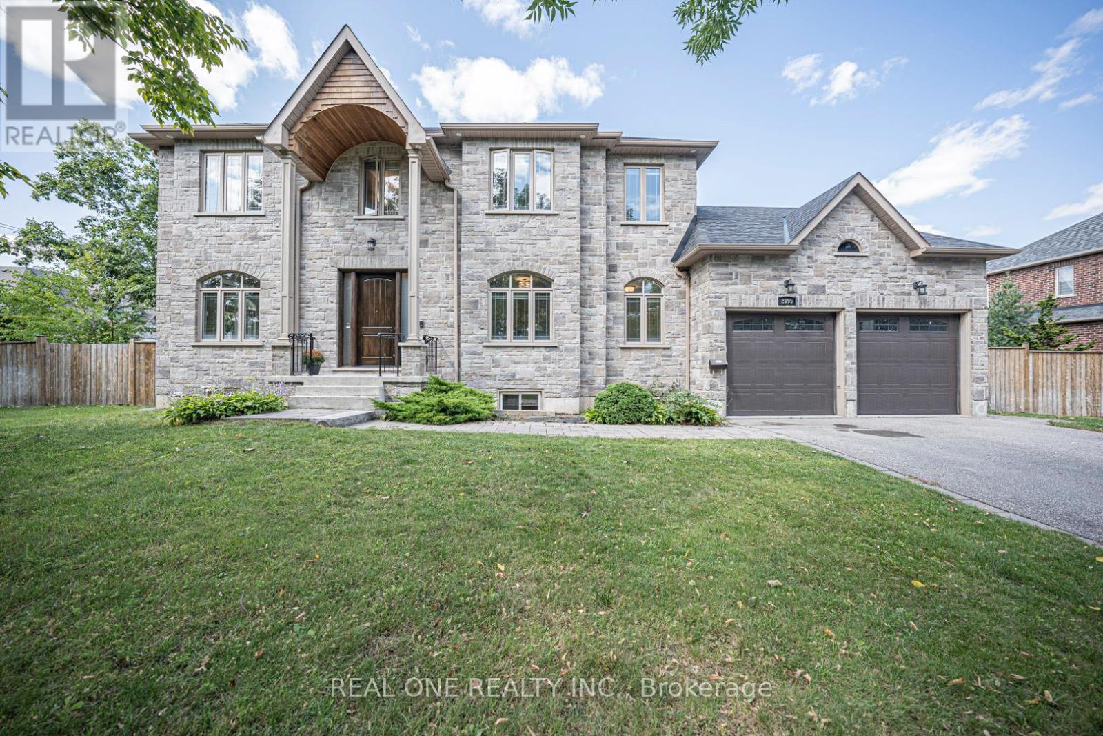 2095 Springfield Road, Mississauga, Ontario  L5K 1C1 - Photo 2 - W12790256