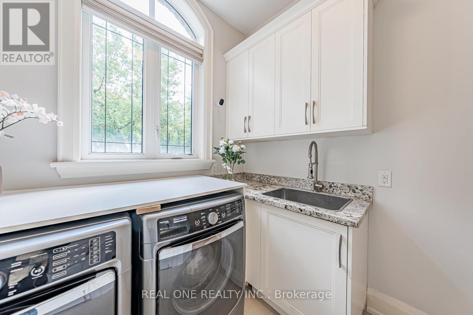 2095 Springfield Road, Mississauga, Ontario  L5K 1C1 - Photo 32 - W12790256