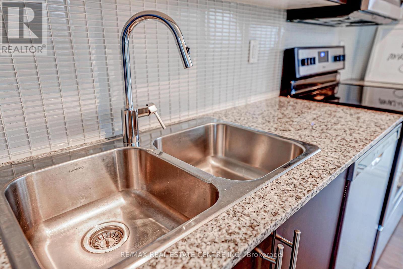 611 - 55 Speers Road, Oakville, Ontario  L6K 0H9 - Photo 16 - W12790350