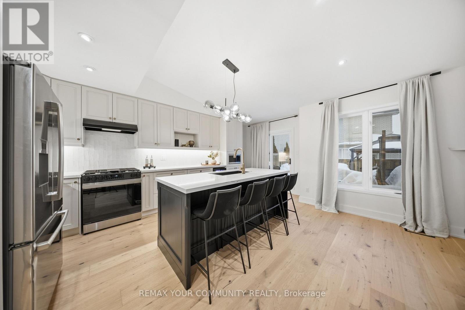 34 Kalmar Crescent, Richmond Hill, Ontario  L4E 3Z3 - Photo 5 - N12790358