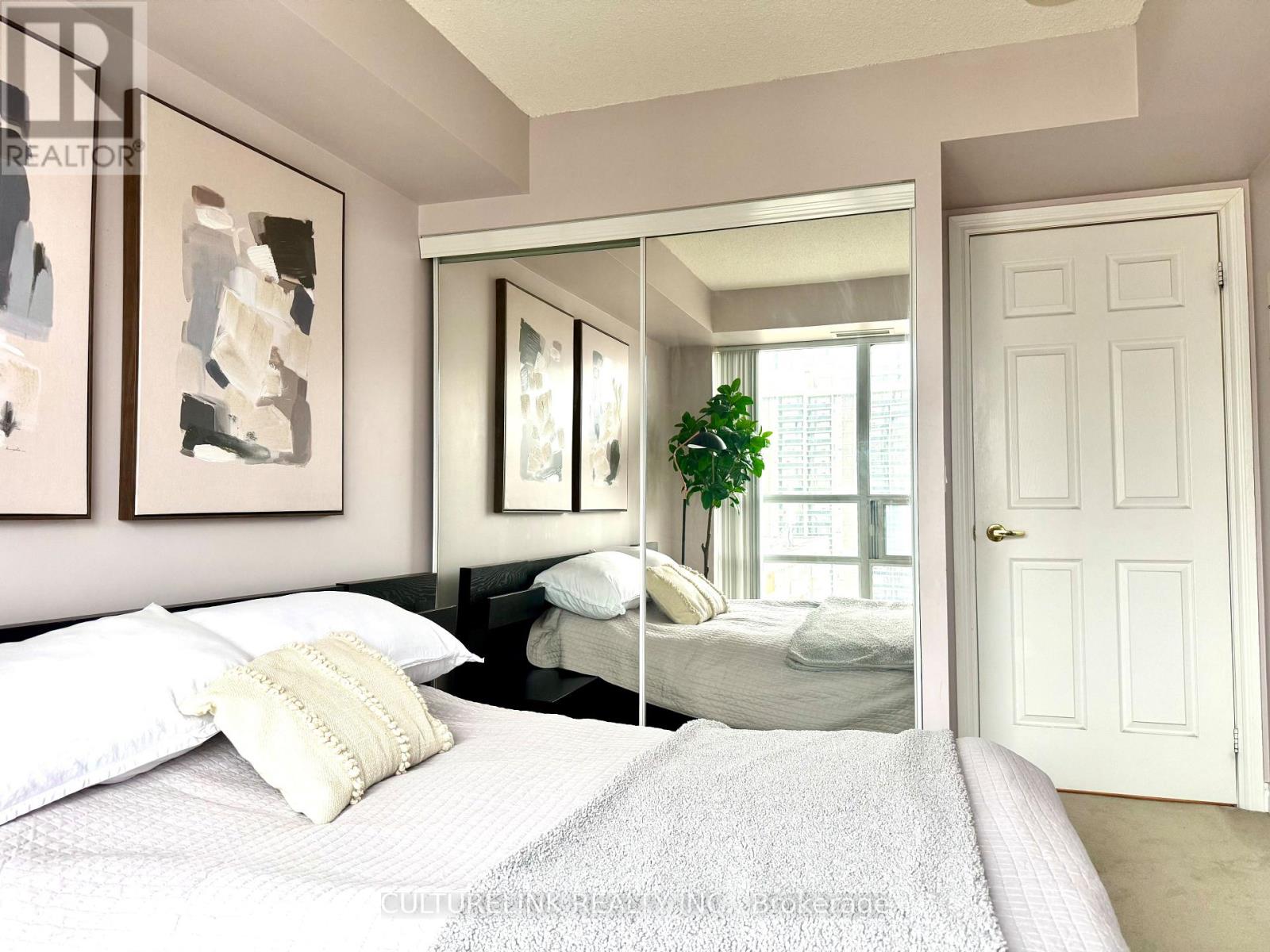 2209 - 5 Michael Power Place, Toronto (Islington-City Centre West), Ontario  M9A 0A3 - Photo 5 - W12671238