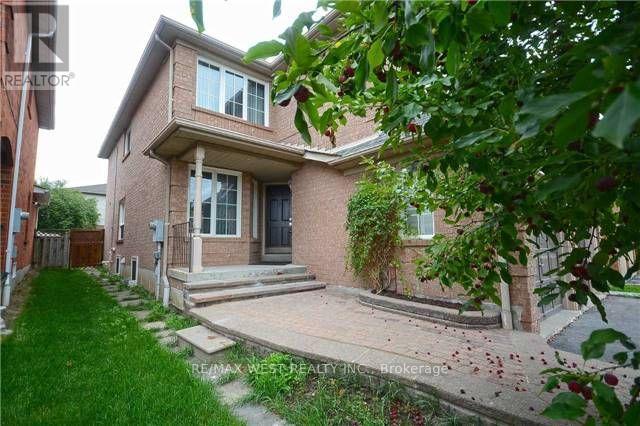 5758 Greensboro Drive, Mississauga, Ontario  L5M 5T8 - Photo 2 - W12790490