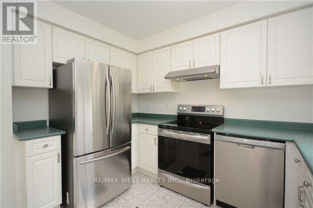 5758 Greensboro Drive, Mississauga, Ontario  L5M 5T8 - Photo 3 - W12790490