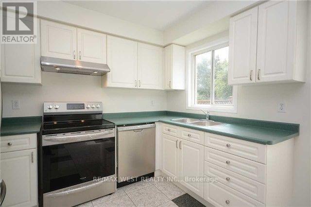 5758 Greensboro Drive, Mississauga, Ontario  L5M 5T8 - Photo 4 - W12790490