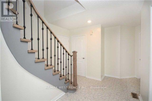 5758 Greensboro Drive, Mississauga, Ontario  L5M 5T8 - Photo 9 - W12790490