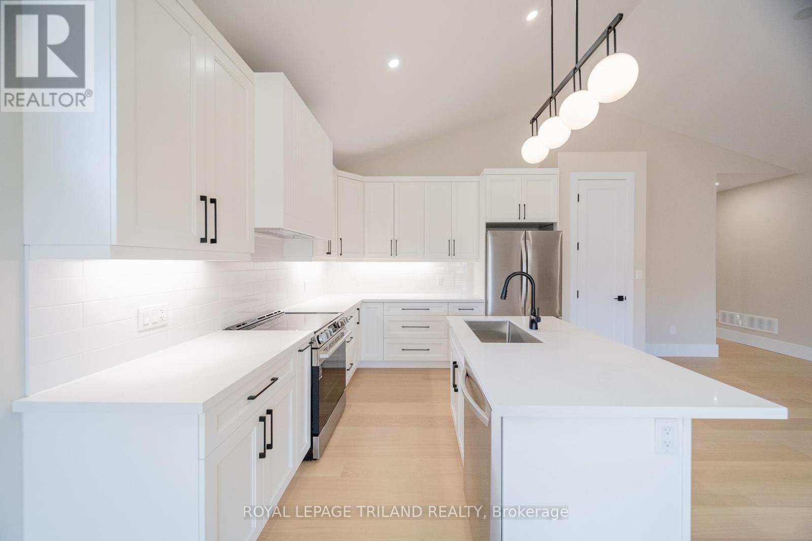 24 Brooklawn Drive, Lambton Shores, Ontario  N0M 1T0 - Photo 13 - X12790570