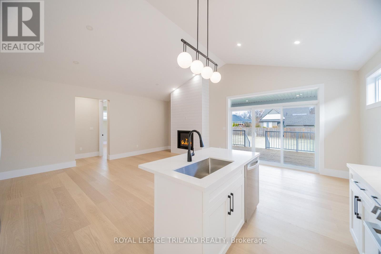 24 Brooklawn Drive, Lambton Shores, Ontario  N0M 1T0 - Photo 14 - X12790570