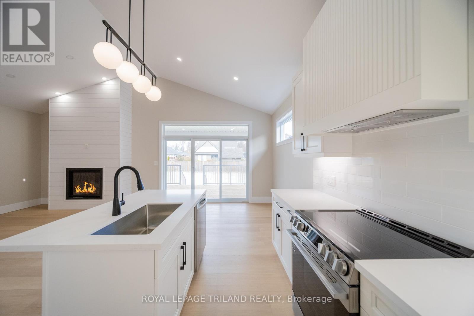 24 Brooklawn Drive, Lambton Shores, Ontario  N0M 1T0 - Photo 15 - X12790570