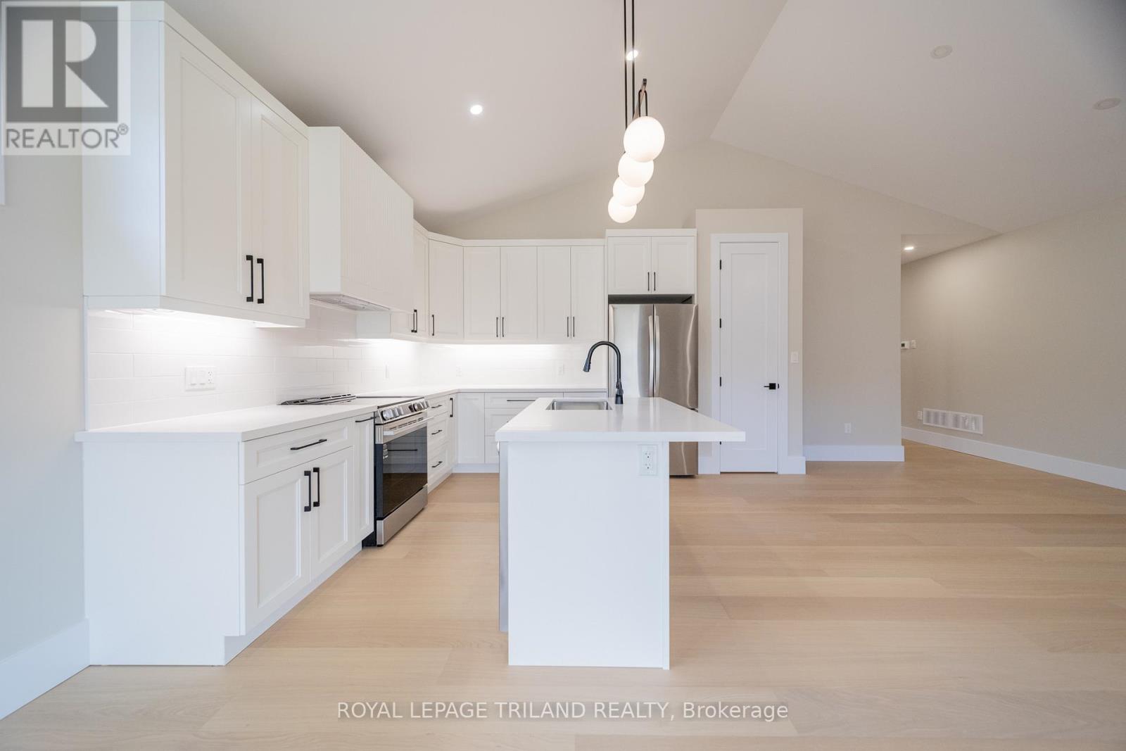 24 Brooklawn Drive, Lambton Shores, Ontario  N0M 1T0 - Photo 17 - X12790570