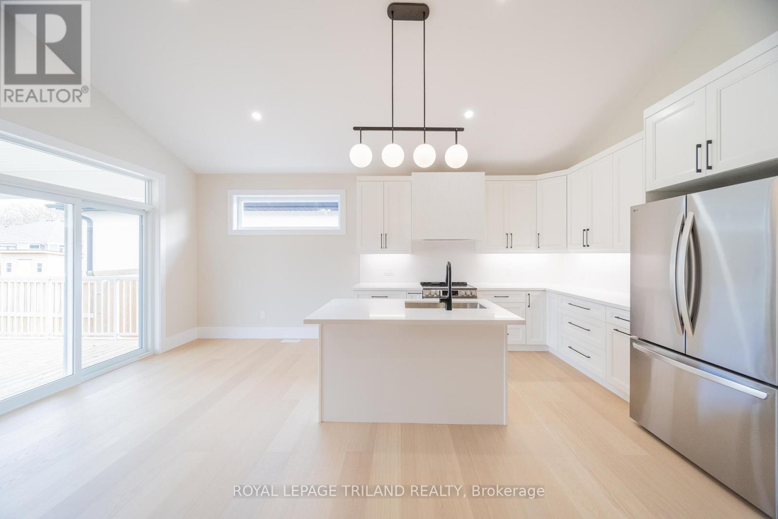 24 Brooklawn Drive, Lambton Shores, Ontario  N0M 1T0 - Photo 18 - X12790570