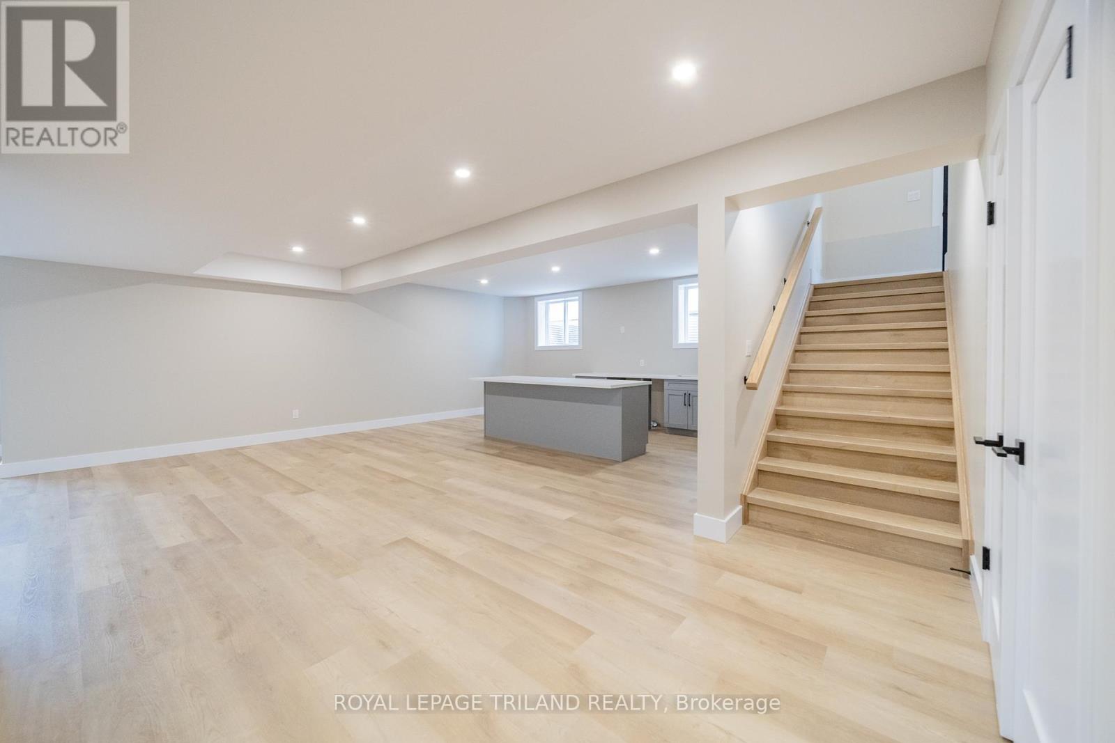 24 Brooklawn Drive, Lambton Shores, Ontario  N0M 1T0 - Photo 31 - X12790570