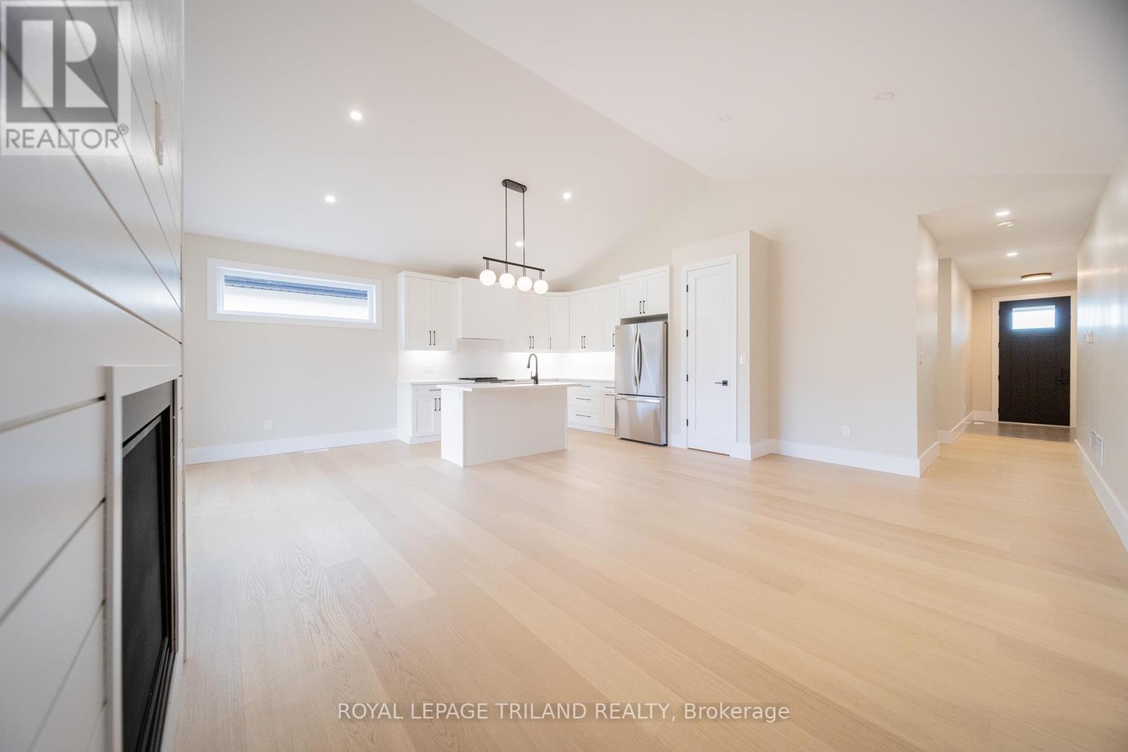 24 Brooklawn Drive, Lambton Shores, Ontario  N0M 1T0 - Photo 9 - X12790570